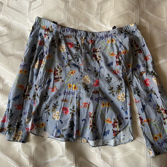 COPY - Bailey 44 Off shoulder floral top - Picture 5 of 8